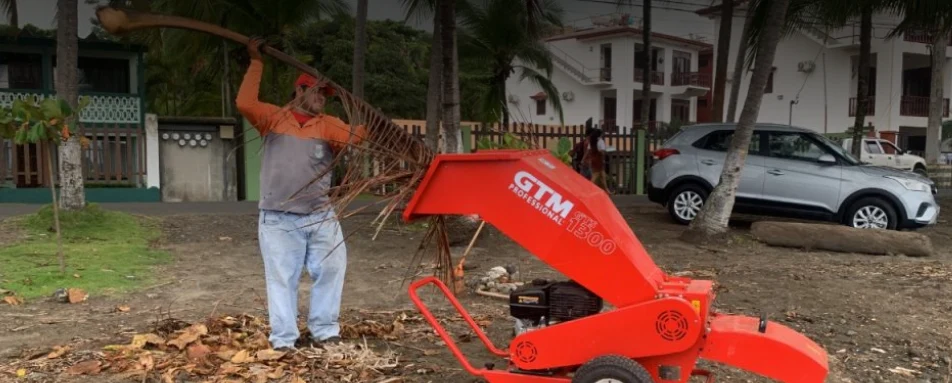 Hombre recolectando residuos de la playa usando una máquina